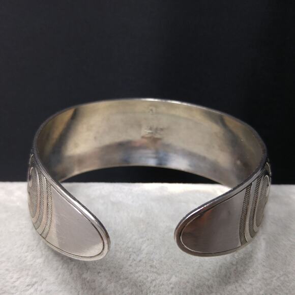 Vintage Silver Tone Cuff Bracelet, Textured Mesh Background, Raised Design - Picture 5 of 10